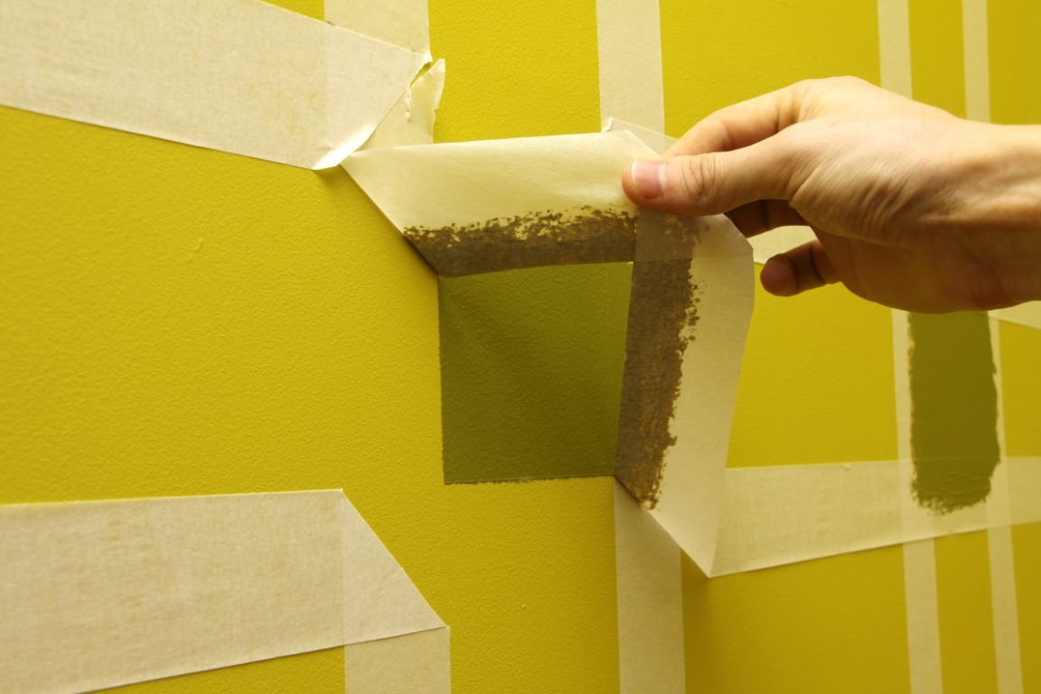 Ideas para pintar paredes: usa cinta adhesiva para marcar figuras.